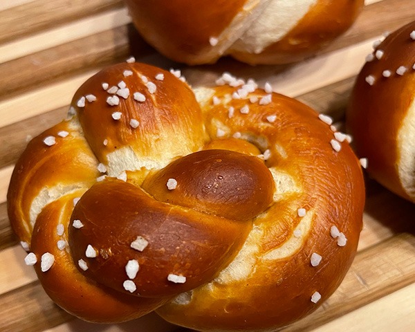 Ein fertig gebackener Laugenknoten