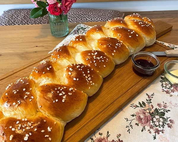 fertig gebackener Butter-Hefezopf