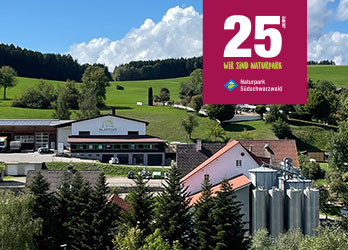 Blick auf die Blattert Mühle und das Kornhaus, Naturpark-Jubiläumslogi