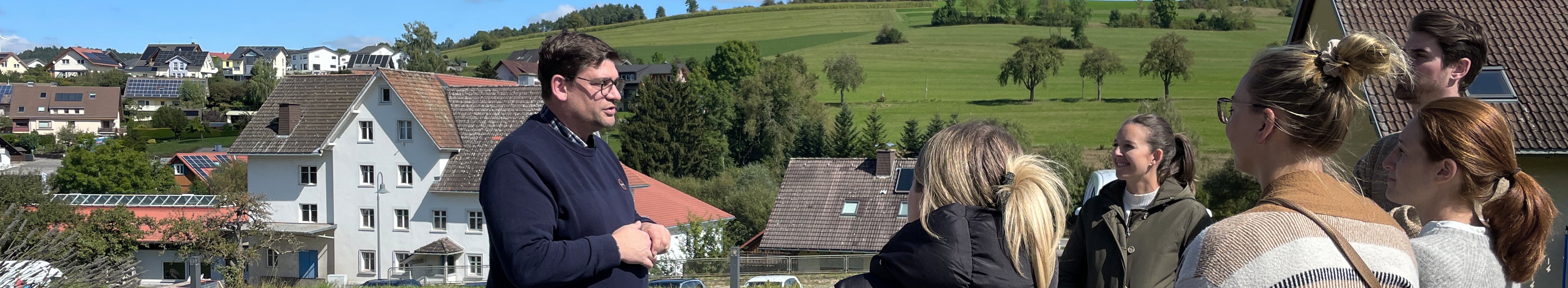 Daniel Blattert erzählt der Gruppe mehr zum Thema Blattert Mühle, Philosophie und zu den Produkten.
