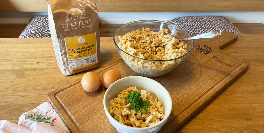 selbstgemachte und fertige 3-Urkornspätzle in einer Schüssel