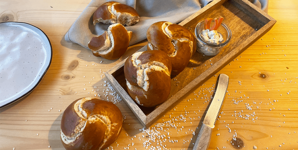 vier gebackene Dinkel-Laugenknoten