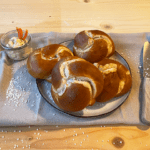 vier gebackene Dinkel-Laugenknoten