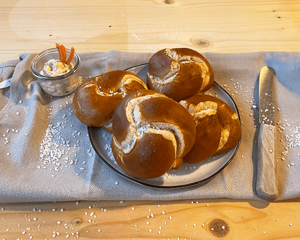 vier gebackene Dinkel-Laugenknoten