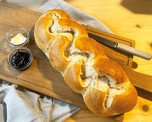 ein fertig gebackener herzhafter Schweizer Zopf