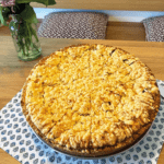 fertig gebackener Rhabarberkuchen mit Streuseln