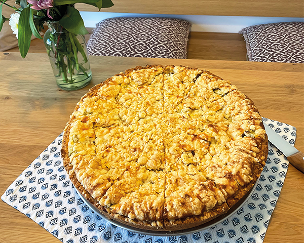 fertig gebackener Rhabarberkuchen mit Streuseln