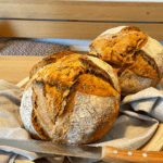 zwei fertig gebackene Dinkel-Landbrote geformt als Laibe