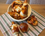 ein Korb voller selbstgebackener Laugengebäcke