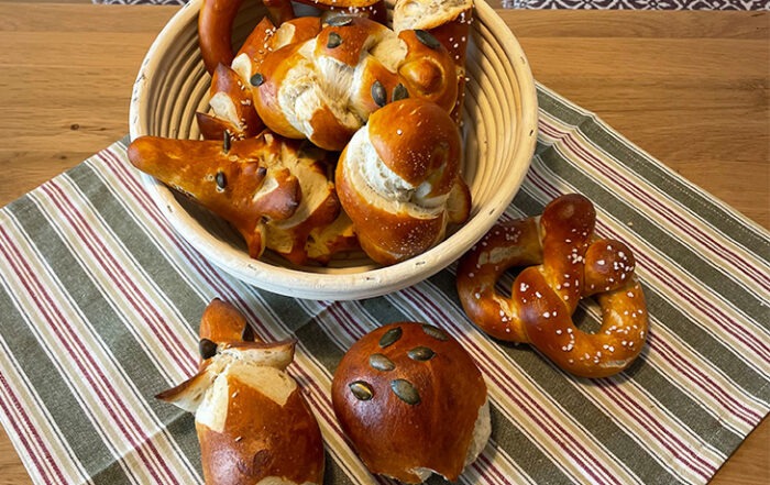 ein Korb voller selbstgebackener Laugengebäcke